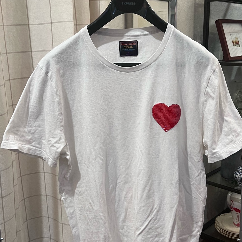 VTG Abercrombie Pride Tshirt with Sequin Illusion Heart. Size men’s XL 🏳️‍🌈